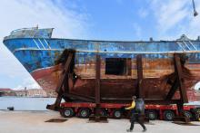 L'épave du bateau de migrants qui fit naufrage le 18 avril 2015, faisant des centaines de morts, exposé à la Biennale de Venise le 7 mai 2019