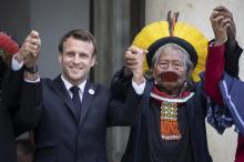 Emmanuel Macron reçoit le célèbre chef indien Raoni à l'Elysée, le 16 mai 2019 à Paris