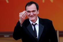 Le réalisateur américain Quentin Tarantino fait un geste en arrivant au festival de Cannes le 18 mai 2019