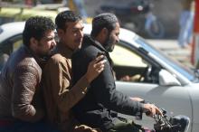 Un homme regarde son téléphone à moto, le 22 février 2016 à Rawalpindi, au Pakistan