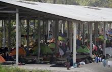 Des migrants africains dans un campement installé dans un parc de la ville de Tapachula, le 28 avril 2019 au Mexique