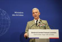 Le chef d'état-major français, le général François Lecointre, donne une conférence de presse sur la libération d'otages au Bénin qui a coûté la vie à deux militaires français, le 10 mai 2019 à Paris