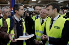 Le député François Ruffin (LFI) discutant avec le président de la République Emmanuel Macron lors de la visite de ce dernier à l'usine Whirlpool d'Amiens (nord), le 3 octobre 2017