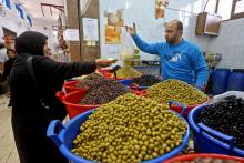Une Libyenne achète des olives à un marché de Tripoli avant le début du ramadan, le 1er mai 2019