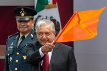 Le président mexicain Andres Manuel Lopez Obrador (D) lors d'une cérémonie marquant le lancement du projet de nouvel aéroport international à la base militaire de Santa Lucia près de Mexico, le 29 avr