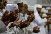 Des musulmans sri-lankais participent à la prière du vendredi à la mosquée Mohideen Meththai Grand Jumma à Kattankudy, le 26 avril 2019