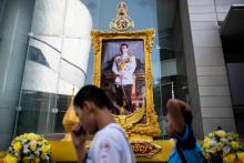 Le portrait du roi de Thaïlande Maha Vajiralongkorn dans une rue de Bangkok, le 1er mai 2019, quelques jours avant son couronnement