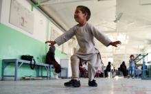 Ahmad Sayed Rahman, un jeune Afghan de 5 ans, danse dans les couloirs de l'hôpital du comité international de la Croix Rouge de Kaboul, le 7 mai 2019