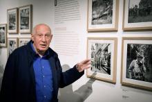 Raymond Depardon commente ses photos présentées à l'exposition "Raymond Depardon: 1962-1963, photographe militaire", au musée du Service de santé des armées, à Toulon, le 16 mai 2019