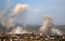 Panache de fumée après un bombardement sur Khan Cheikhoun dans la province d'Idleb le 10 mai 2019