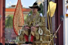 Des Thaïlandaises tiennent le portrait du roi Maha Vajiralongkorn, près du Grand palais, en attendant la grande parade pour son couronnement dans les rues de Bangkok, le 5 mai 2019