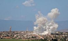 Un panache de fumée s'élève dans le ciel après un bombardement sur la ville de Hbeit dans le sud de la province d'Idleb (nord-ouest de la Syrie) le 3 mai 2019
