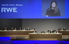 La militante écologiste Luisa Neubauer sur un écran géant, réclame une sortie accélérée du charbon, en pleine assemblée générale de RWE le 3 mai 2019 à Essen en Allemagne