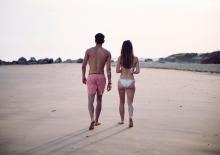 Un couple homme femme en maillot de bain sur la plage