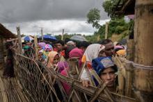 Des réfugiés rohingyas font la queue dans un centre de distribution d'aide au camp de Balkhali près de Cox's Bazar au Bangladesh, le 12 août 2018