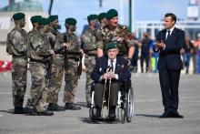 Le président français Emmanuel Macron arrive pour présider une cérémonie d'hommage au 177 soldats du commando Kieffer, à Colleville-Montgomery le 6 juin 2019