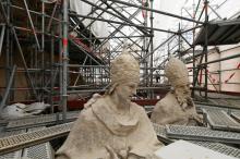 Des travaux de restauration sur des statues de la Chapelle royale du Château de Versailles, le 18 juin 2019, près de Paris