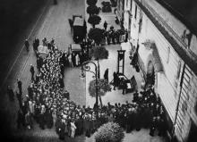La foule assiste à l'exécution d'Eugen Weidmann, le 17 juin 1939 devant la prison Saint-Pierre à Versailles