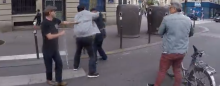 Vidéo de l'agression d'un aveugle et de son accompagnateur par un automobiliste à Paris.