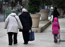 Un couple de retraités marche dans les rues de Vincennes, le 19 février 2018
