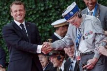 Le président Emmanuel Macron salue un vétéran américain au cimetière américain de Colleville-sur-Mer, le 6 juin 2019