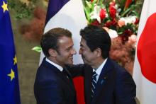 Le président français Emmanuel Macron (L) accueilli par le Premier ministre japonais Shinzo Abe avant une rencontre à Tokyo le 26 juin 2019
