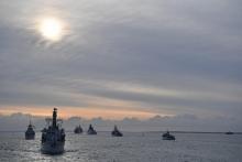 Une flotte de bateaux suit le vaisseau britannique MV Boudicca, qui transporte des vétérans de Portsmouth en Angleterre vers la Normandie, le 5 juin 2019