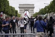 Des manifestants proches des Gilets jaunes protestent sur les Champs-Elysées à Paris le 14 juillet 2019