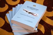 Des exemplaires du rapport d'enquête sécurité sur la disparition du MH370 lors d'une conférence de presse, le 30 juillet 2018 à Kuala Lumpur, en Malaisi
