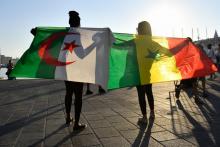Des supporters avec un drapeau algérien et sénégalais à Marseille le 19 juillet 2019