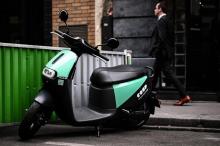 Un scooter électrique garé à Paris