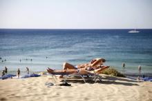 Des touristes bronzent sur une plage d'Ayia Napa dans le sud-est de Chypre, le 7 septembre 2017