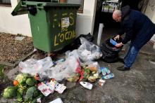Un huissier constate du gaspillage alimentaire dans les poubelles d'un supermarché à Mimizan-Plage, dans les Landes, le 4 février 2019