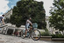 Un cycliste rue d'Aboukir à Paris le 13 juillet 2019