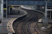 Travaillistes et syndicats critiquent la privatisation des chemins de fer britanniques, qui a occasionné surcoûts, retards et dysfonctionnements liés au saucissonnage de l'exploitation en une multitud