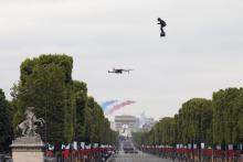 Franky Zapata, "l'homme volant", sur son "Flyboard" au-dessus des Champs-Elysées, le 14 juillet 2019 à Paris