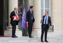 Le ministre des Affaires Etrangères Jean-Yves Le Drian et le conseiller diplomatique d'Emmanuel Macron Emmanuel Bonne sur les marches de l'Elysée le 24 mai 2019