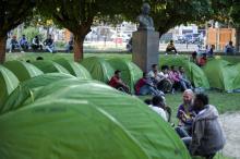 Des migrants devant leurs tentes dans le square Daviais à Nantes, le 3 juillet 2019