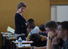 Une professeure surveille l'examen de philosophie du baccalauréat 2019 le 17 juin 2019 à Strasbourg