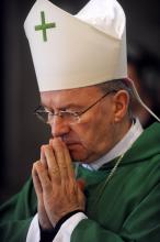 Le nonce apostolique Luigi Ventura, ambassadeur du Vatican en France, le 7 novembre 2010 lors d'une messe à Lourdes (France)
