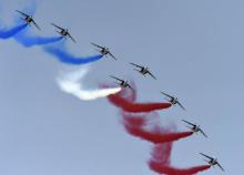 Démonstration acrobatique de la Patrouille de France, lors du Salon aéronautique du Bourget le 19 ju