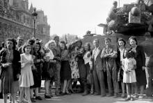 Août 1944, les Parisiens et Parisiennes accueillent les troupes libératrices de la 2ème DB du général Leclerc, place de l'Hôtel de ville