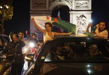 Des supporters de l'Algérie aux Champs Elysées le 14 juillet 2019