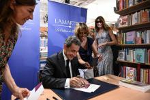 Nicolas Sarkozy signe son livre dans une librairie à Paris le 28 juin 2019