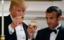 Le président américain Donald Trump trinque avec son homologue français Emmanuel Macron à la Maison Blanche, le 24 avril 2018