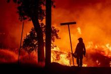 Un pompier combattant le "Carr fir" à Redding, en Californie, le 27 juillet 2018