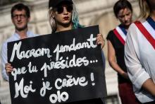 Des femmes participent à un hommage aux victiles de féminicides devant l'hôtel de ville de Paris, le 28 août 2019