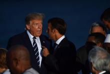 Les présidents américain et français, Donald Trump (G) et Emmanuel Macron, avant la traditionnelle photo de famille du G7, le 25 août 2019 à Biarritz