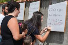 Des parents écrivent des mots d'alerte devant une école de Conques-sur-Orbiel, le 26 août 2019