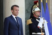 Le président français Emmanuel Macron sur le perron du palais de l'Elysée, le 24 juillet 2019 après avoir accueilli son homologue slovaque